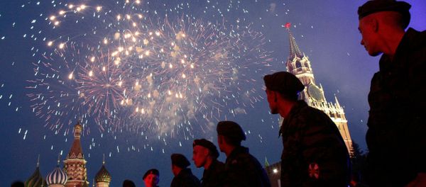 Russian soldiers watch fireworks over the Red Square in Moscow during a concert devoted Russia Day 12 June - Sputnik International