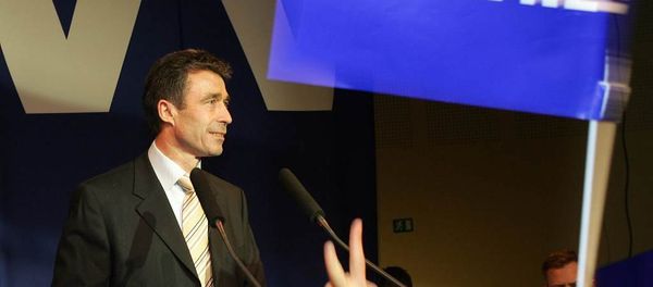 Anders Fogh Rasmussen (R) stands on stage facing supporters at his Venstre Party election headquarters in Copenhagen 08 February 2005. - Sputnik International