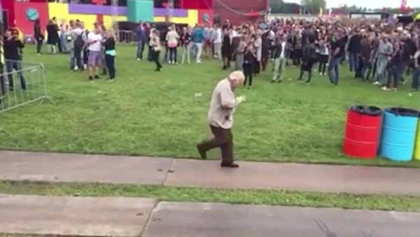 Old man dances at electronic music festival - Sputnik International