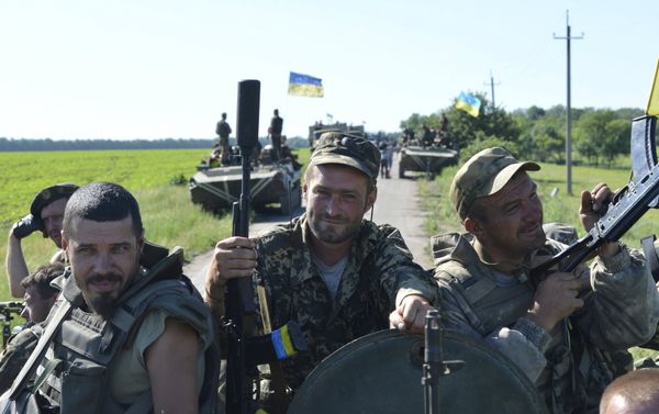 Members of the Ukrainian armed forces pose for a picture as they gather on an armoured vehicle on the roadside near the village of Vidrodzhennya outside Artemivsk, Donetsk region, Ukraine, June 9, 2015 - Sputnik International