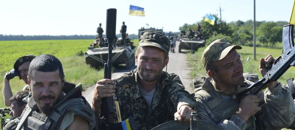 Members of the Ukrainian armed forces pose for a picture as they gather on an armoured vehicle on the roadside near the village of Vidrodzhennya outside Artemivsk, Donetsk region, Ukraine, June 9, 2015 - Sputnik International