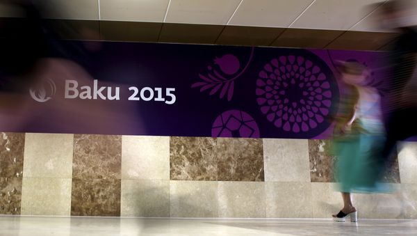 People walk past a banner promoting the European Games in Baku, Azerbaijan June 11, 2015. People walk past a banner promoting the European Games in Baku, Azerbaijan June 11, 2015. - Sputnik International