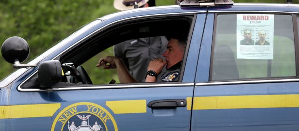 A wanted poster is displayed in the window of a state police officer's car near Dannemora, N.Y - Sputnik International