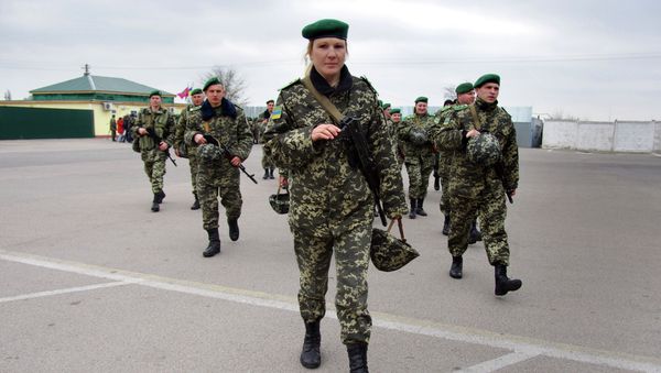 Ukrainian border guards march to patrol at the check point of Kuchurgany, some 100 km from the Black Sea city of Odessa, on the border with Transnistria - Sputnik International