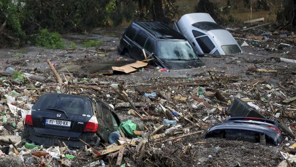 Cars are seen among debris at a flooded street in Tbilisi, Georgia, June 14, 2015 - Sputnik International