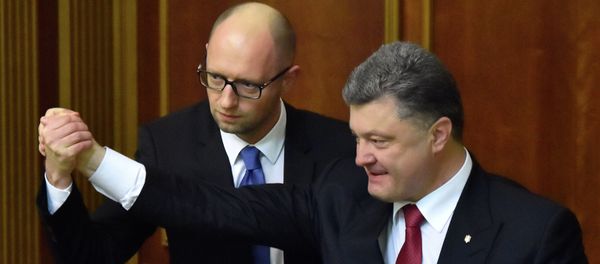 Ukrainian President Petro Poroshenko (R) and the Prime Minister Arseniy Yatsenyuk shake hands in the parliament in Kiev Ukrainian President Petro Poroshenko (R) and the Prime Minister Arseniy Yatsenyuk shake hands in the parliament in Kiev - Sputnik International