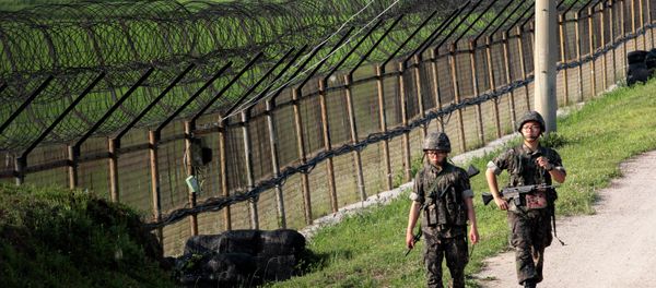 In this June 30, 2014 file photo, South Korean army soldiers patrol through the military wire fence in Paju, near the border with North Korea, South Korea In this June 30, 2014 file photo, South Korean army soldiers patrol through the military wire fence in Paju, near the border with North Korea, South Korea - Sputnik International