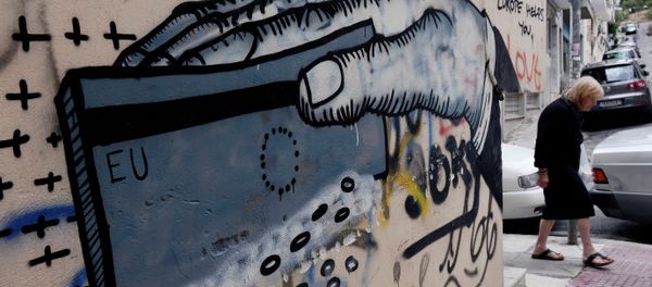 A woman walks past graffiti in Athens on June 8, 2015 - Sputnik International