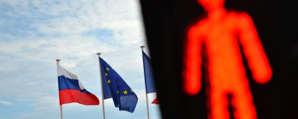 Flags of Russia, EU, France and coat of arms of Nice on the city's promenade Flags of Russia, EU, France and coat of arms of Nice on the city's promenade - Sputnik International