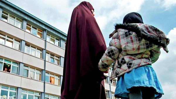 A woman and her child stand in front of the reception center for refugees in Schneeberg, eastern Germany. A woman and her child stand in front of the reception center for refugees in Schneeberg, eastern Germany. - Sputnik International