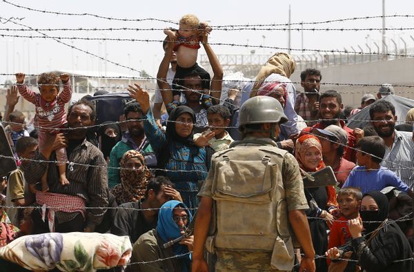 Syrian refugees wait behind the border fences to cross into Turkey at Akcakale border gate in Sanliurfa province, Turkey, June 15, 2015 - Sputnik International