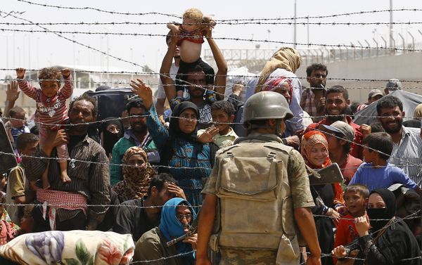 Syrian refugees wait behind the border fences to cross into Turkey at Akcakale border gate in Sanliurfa province, Turkey, June 15, 2015 Syrian refugees wait behind the border fences to cross into Turkey at Akcakale border gate in Sanliurfa province, Turkey, June 15, 2015 - Sputnik International