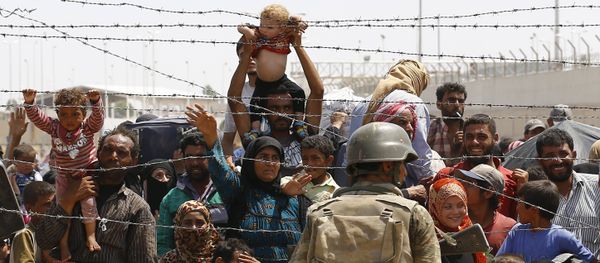 Syrian refugees wait behind the border fences to cross into Turkey at Akcakale border gate in Sanliurfa province, Turkey, June 15, 2015 Syrian refugees wait behind the border fences to cross into Turkey at Akcakale border gate in Sanliurfa province, Turkey, June 15, 2015 - Sputnik International