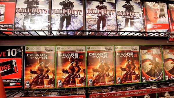 Popular game titles Call of Duty and Gears of War 2 on display Popular game titles Call of Duty and Gears of War 2 on display - Sputnik International