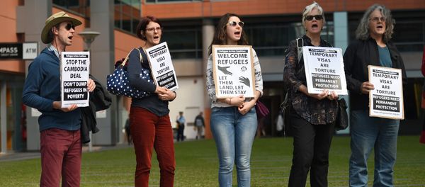 Protesters hold up placards at a rally in Sydney - Sputnik International