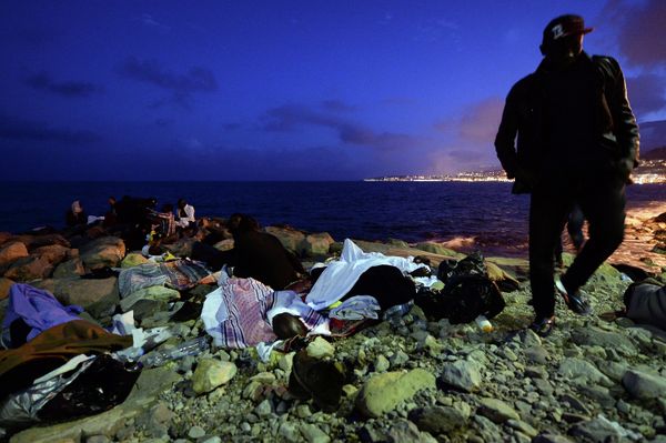 Migrants sleep on the rocks by the sea in Ventimiglia, at the border between Italy and France, early Monday, June 15, 2015 Migrants sleep on the rocks by the sea in Ventimiglia, at the border between Italy and France, early Monday, June 15, 2015 - Sputnik International