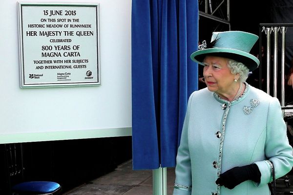 Britain's Queen Elizabeth II unveils a plaque at Runnymede, England, during a commemoration ceremony Monday June 15, 2015, to celebrate the 800th anniversary of Magna Carta. - Sputnik International
