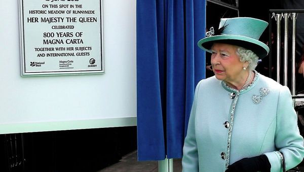 Britain's Queen Elizabeth II unveils a plaque at Runnymede, England, during a commemoration ceremony Monday June 15, 2015, to celebrate the 800th anniversary of Magna Carta. Britain's Queen Elizabeth II unveils a plaque at Runnymede, England, during a commemoration ceremony Monday June 15, 2015, to celebrate the 800th anniversary of Magna Carta. - Sputnik International
