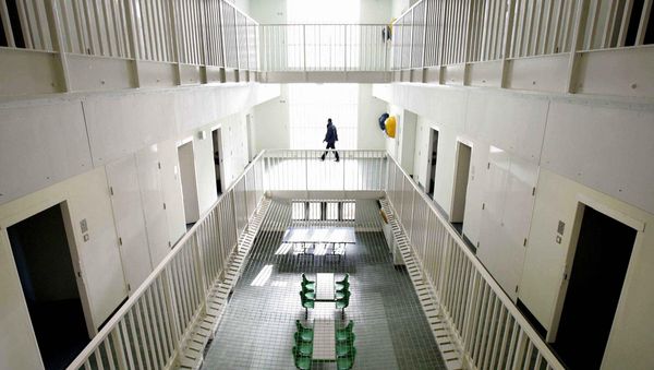 A security guard walks around the long-term wing at the new Colnbrook Immigration Removal Centre near London's Heathrow Airport - Sputnik International