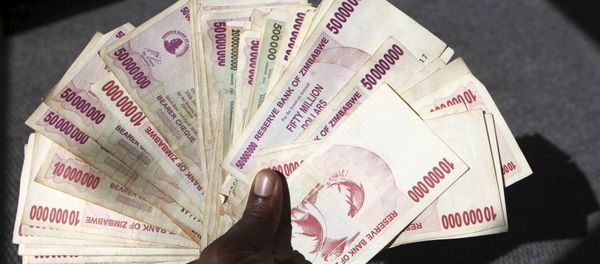 A man poses with a handful of Zimbabwean dollars at a bank in central Harare, June 15, 2015 A man poses with a handful of Zimbabwean dollars at a bank in central Harare, June 15, 2015 - Sputnik International