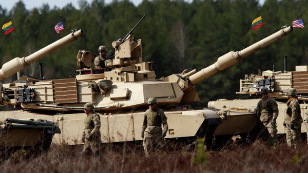 U.S. soldiers from the 2nd Battalion, 1st Brigade Combat Team, 3rd Infantry Division at the M1A2 Abrams battle tank during a military exercise at the Gaiziunu Training Range in Pabrade some 60km.(38 miles) north of the capital Vilnius, Lithuania, Thursday, April 9, 2015 - Sputnik International
