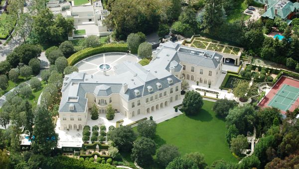 Residents of extremely wealthy suburbs in Southern California are claiming that there is a “war on suburbia,” and that they are being “drought-shamed” for their wasteful habits. - Sputnik International