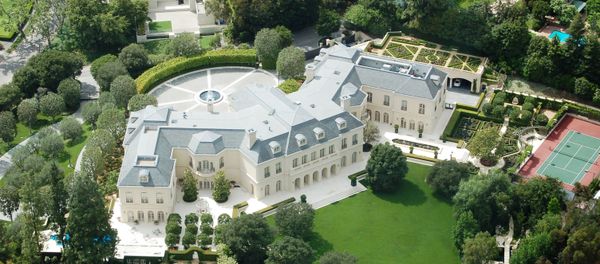 Residents of extremely wealthy suburbs in Southern California are claiming that there is a “war on suburbia,” and that they are being “drought-shamed” for their wasteful habits. Residents of extremely wealthy suburbs in Southern California are claiming that there is a “war on suburbia,” and that they are being “drought-shamed” for their wasteful habits. - Sputnik International