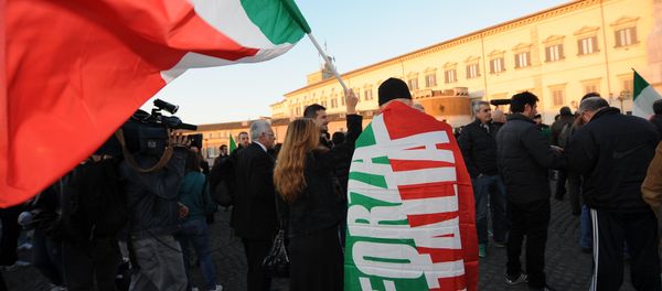 Right-wing supporters wave Italian flags in front of the Quirinale, the presidential palace where formal consultations ahead of the formation of a new cabinet take place on November 13, 2011 in Rome Right-wing supporters wave Italian flags in front of the Quirinale, the presidential palace where formal consultations ahead of the formation of a new cabinet take place on November 13, 2011 in Rome - Sputnik International