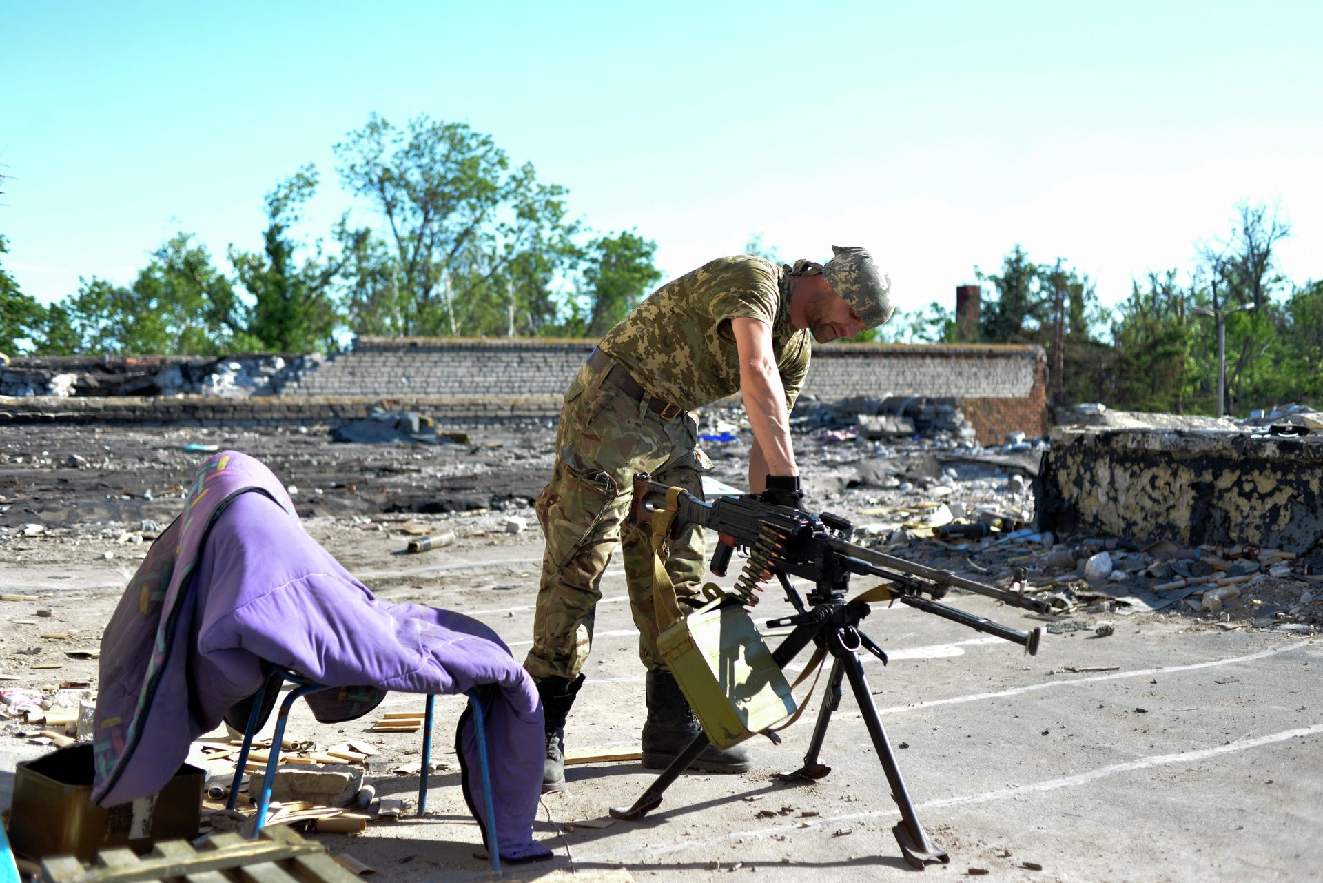 Serviceman of Ukrainian volunteers battalion of Donbass prepares a machine gun on the positions near the village of Shirokine, Donetsk region on June 6, 2015 Serviceman of Ukrainian volunteers battalion of Donbass prepares a machine gun on the positions near the village of Shirokine, Donetsk region on June 6, 2015 - Sputnik International, 1920, 26.02.2022