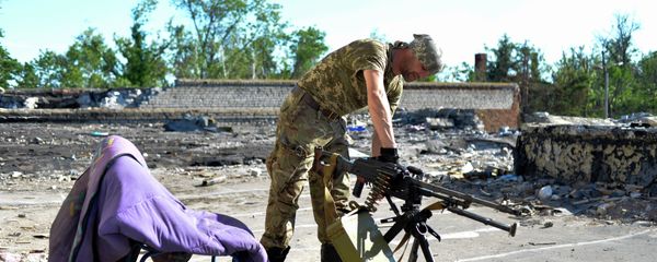 Serviceman of Ukrainian volonteers battalion of Donbass prepares a machine gun on the positions near the village of Shirokine, Donetsk region on June 6, 2015 - Sputnik International