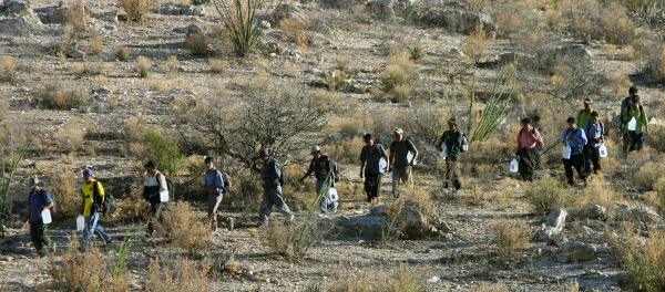 Mexican immigrants walk in line through the Arizona desert Mexican immigrants walk in line through the Arizona desert - Sputnik International