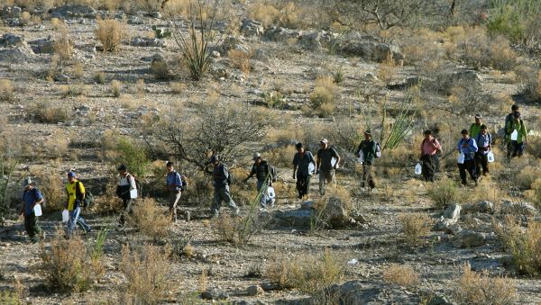 Mexican immigrants walk in line through the Arizona desert Mexican immigrants walk in line through the Arizona desert - Sputnik International