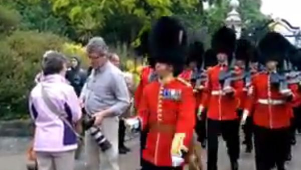 Queens Guards Don't Stop for Tourists - Sputnik International