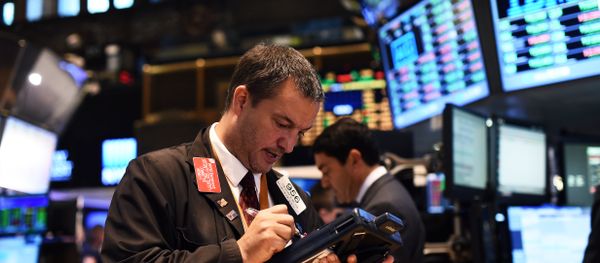 A trader works on the floor of the New York Stock Exchange (NYSE) on October 17, 2014 in New York - Sputnik International