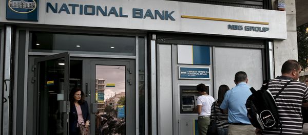 People line up at an ATM machine outside a National Bank branch in Athens - Sputnik International
