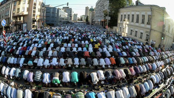 Moscow Muslims celebrate Uraza Bayram Moscow Muslims celebrate Uraza Bayram - Sputnik International