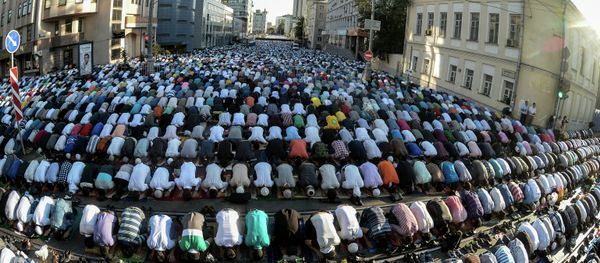 Moscow Muslims celebrate Uraza Bayram Moscow Muslims celebrate Uraza Bayram - Sputnik International