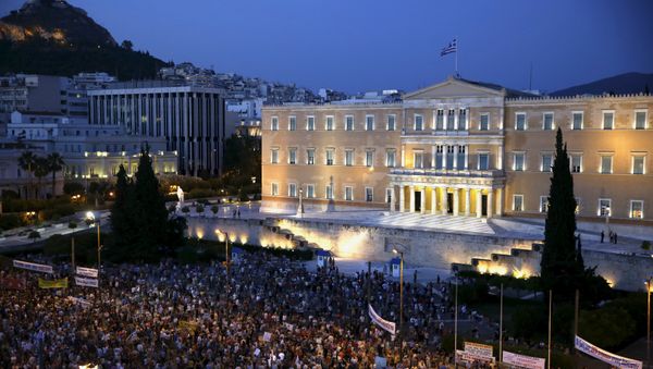 Protesters gather in front of the parliament during a pro-government rally calling on Greece's European and International Monetary creditors to soften their stance in the cash-for-reforms talks in Athens, June 17, 2015. Protesters gather in front of the parliament during a pro-government rally calling on Greece's European and International Monetary creditors to soften their stance in the cash-for-reforms talks in Athens, June 17, 2015. - Sputnik International
