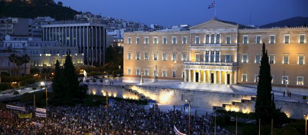 Protesters gather in front of the parliament during a pro-government rally calling on Greece's European and International Monetary creditors to soften their stance in the cash-for-reforms talks in Athens, June 17, 2015. - Sputnik International