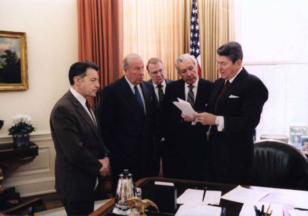 President Ronald Reagan goes over his remarks on the Iran-Contra Affair in the Oval Office. - Sputnik International
