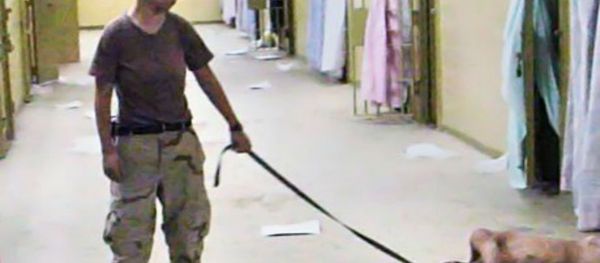 Specialist Lynndie England abusing an inmate in Abu Ghraib. - Sputnik International