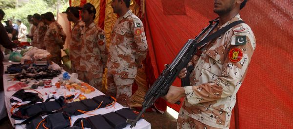 Paramilitary Soldiers display weapons and materials used in making bombs, seized during an operation, during a press briefing at Rangers Headquarter Karachi, Pakistan, May 26, 2015 - Sputnik International
