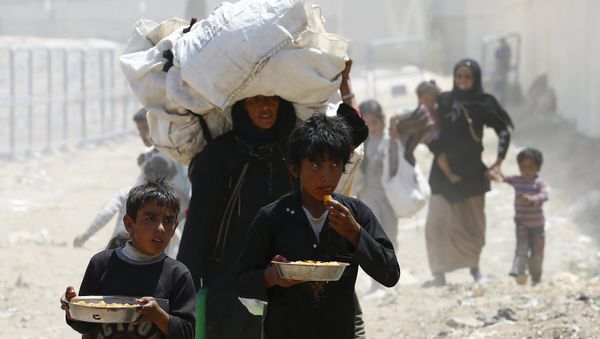 Syrian refugees boys carry their food as they cross into Turkey at Akcakale border gate in Sanliurfa province, Turkey, June 16, 2015 Syrian refugees boys carry their food as they cross into Turkey at Akcakale border gate in Sanliurfa province, Turkey, June 16, 2015 - Sputnik International