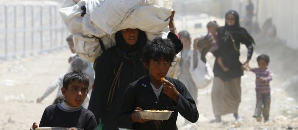 Syrian refugees boys carry their food as they cross into Turkey at Akcakale border gate in Sanliurfa province, Turkey, June 16, 2015 Syrian refugees boys carry their food as they cross into Turkey at Akcakale border gate in Sanliurfa province, Turkey, June 16, 2015 - Sputnik International