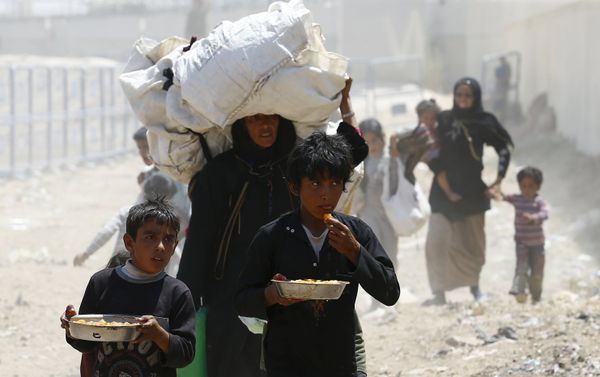 Syrian refugees boys carry their food as they cross into Turkey at Akcakale border gate in Sanliurfa province, Turkey, June 16, 2015 Syrian refugees boys carry their food as they cross into Turkey at Akcakale border gate in Sanliurfa province, Turkey, June 16, 2015 - Sputnik International