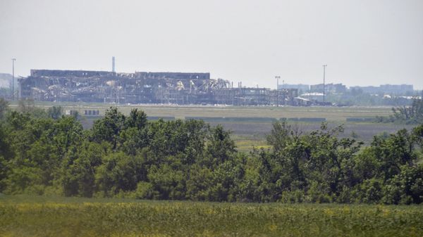 A view from the positions of the Ukrainian armed forces shows the local airport outside Donetsk, Ukraine, June 5, 2015 - Sputnik International