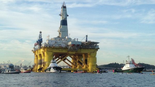 This June 15, 2015 phto shows kayakers trying to block the departure of the Shell Oil “Polar Pioneer” rig platform as it moved from Elliott Bay in Seattle, Washington This June 15, 2015 phto shows kayakers trying to block the departure of the Shell Oil “Polar Pioneer” rig platform as it moved from Elliott Bay in Seattle, Washington - Sputnik International