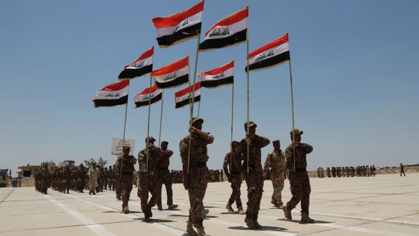 Sunni tribal volunteers with national flags march during their graduation ceremony. - Sputnik International