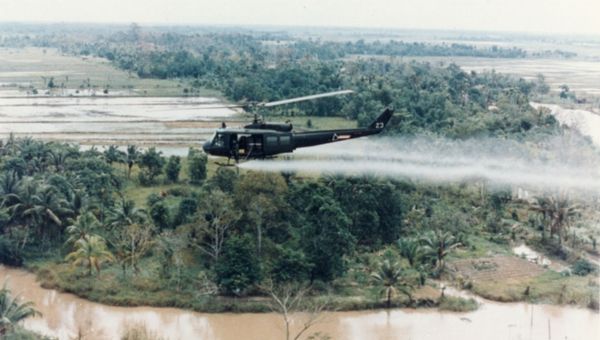 US Army helicopter sprays Agent Orange over Vietnamese fields. - Sputnik International