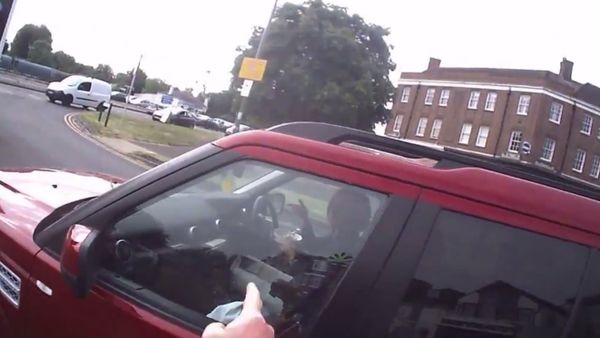 Woman Eats Cereal Out of a Bowl While Driving - Sputnik International